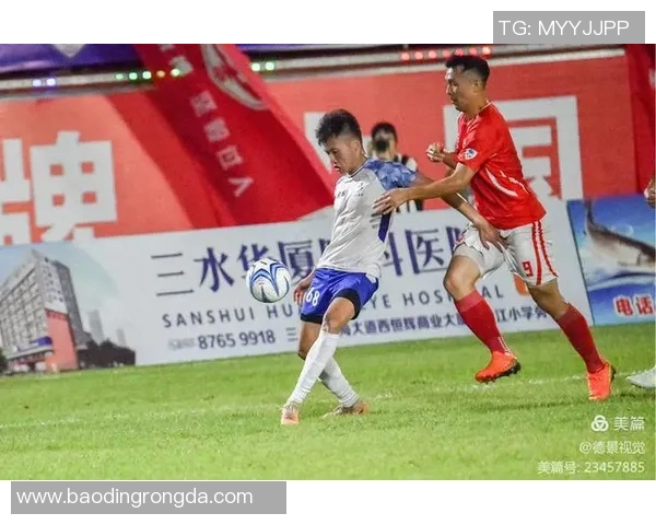 与足球明星一对一较量的球员们展现的技巧与勇气